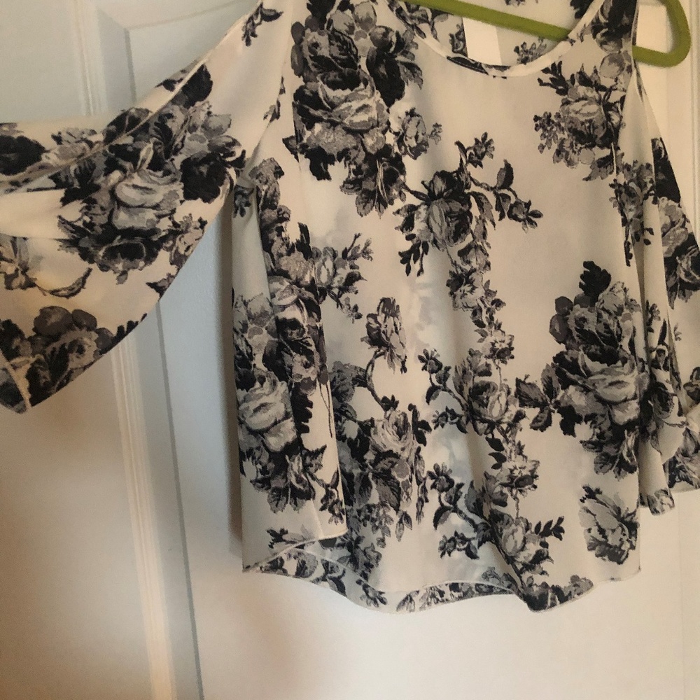 Open Shoulder Flowy Top - Picture 3 of 4